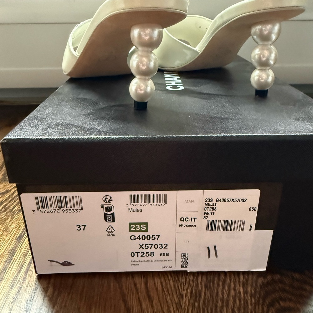 CHANEL Cream Patent Leather Open-Toe Slide Mules with Silver CC - Picture 2 of 9